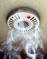 Dūmų detektoriai turės būti įrengti kiekvienuose namuose 